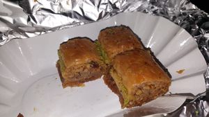 Baklava - Blätterteiggebäck mit Nüssen at Falafel 1001 in Duisburg