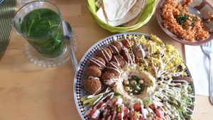 Teller Falafel Spezial & mint tea at Falafel 1001 in Duisburg