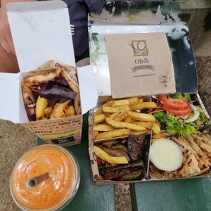 Vegan box, vegan pitta and fresh juice at The Olive Street Food  in Bruges
