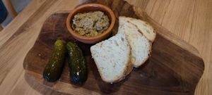 Chleb ze smalcem i ogórkiem kiszonym at Las Weges in Krakow