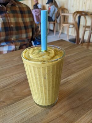 Mango lassi smoothie at Las Weges in Krakow