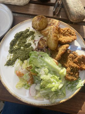 „pork“-chops, potatoes & salad  at Las Weges in Krakow