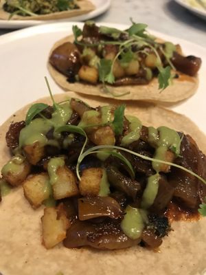 Toluqueno style smoked onion taco at Rosalinda in Toronto