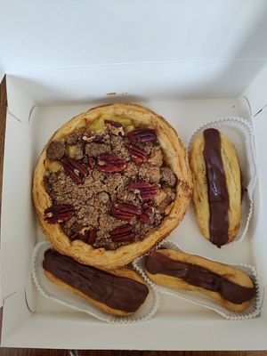 Éclairs au double chocolat et tarte aux pommes/pécan at Succulente Patisserie Végétale in Brussels