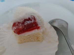filling of the coconut pastry 🤤 at Succulente Patisserie Végétale in Brussels