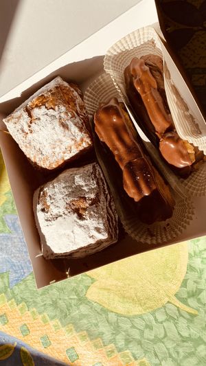 Carrés à la crème et éclairs au chocolat   at Succulente Patisserie Végétale in Brussels