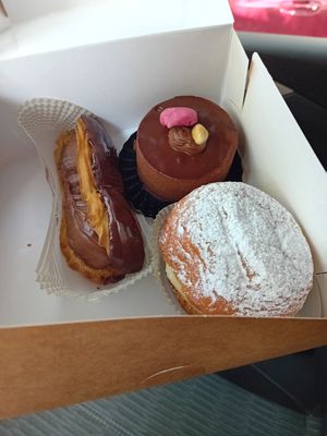 Eclair, chocolademoussetaartje en berlijnse bol at Succulente Patisserie Végétale in Brussels