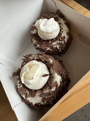 Merveilleux au chocolat  at Succulente Patisserie Végétale in Brussels