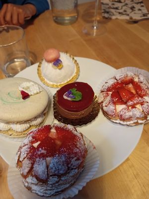 Different sweets at Succulente Patisserie Végétale in Brussels
