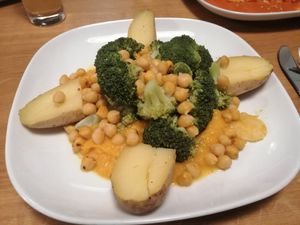 Kartoffeln, Brokkoli, Kürbispüree und gebratene Kichererbsen at Alge in Heidelberg