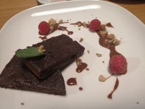 Brownies mit Himbeeren und Walnüssen at Alge in Heidelberg