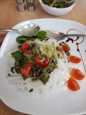 Raw vegan spaghetti with pesto! Wow! 😃 at Alge in Heidelberg