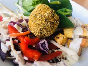 Die ALGE Bowl, frische Rohkost je nach Saison, mit hausgemachten Falafeln und kreativen Dopings.  at Alge in Heidelberg