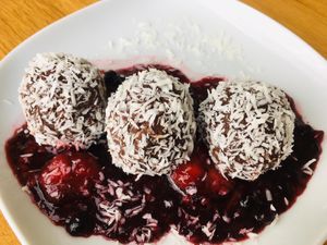Saisonal wechselnde Desserts in der ALGE: hier Nougatkugeln auf Beerengrütze mit allen Beeren, die der Sommer gibt. at Alge in Heidelberg