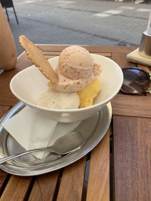Fig, sesame and maracuya at Eiscafe Puro in Heidelberg