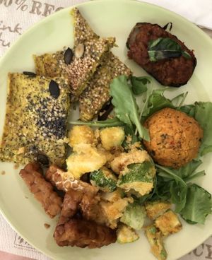 Dal più buono al più buono: melanzane con ragù di soia, cecina + semi, bastoncini di tempeh + zucchine gratinate, polpettina di lupino.  at Vegan e Veg in Messina