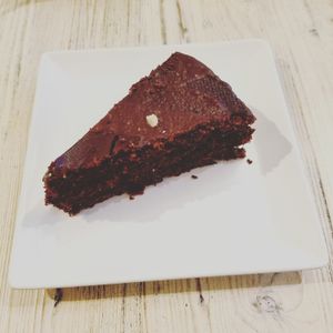 Vegan chocolate cake made of corn and rice flour at Contrà del Sole in Bassano Del Grappa