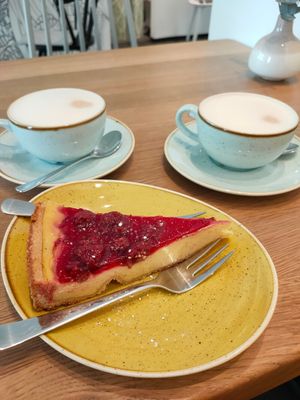 Veganer Himbeer Cheesecake und Cappuccino mit Oatly, at Stadtproviant in Bamberg