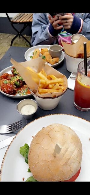 Sicky Flower Wings delicious behind the fries at Ellis Gourmet Burger in Bruges