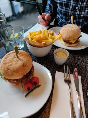 in front the Beet the Roots burger (vegan, 11 €), in the back the vegan Beyond Burger (11 € with added cheese for +1€) and belgian fries with vegan mayonaise (3,70 €). at Ellis Gourmet Burger in Bruges