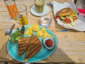 Tosti pesto en avocado bagel at Quench in The Hague