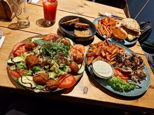 Vegan salad, tofu burger (of the month), side of sweet potato fries and mushrooms at Grill 69 in Dortmund