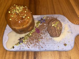 Cinnamon roll con helado  at KAIME in Medellin