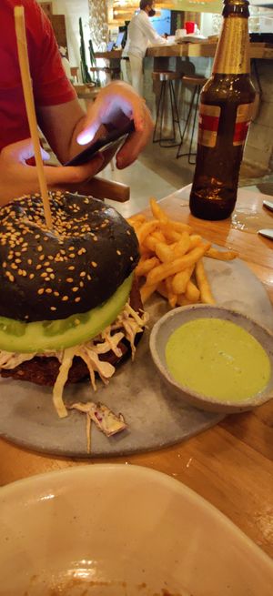 "Happy Chicken" hamburger ⭐⭐⭐⭐⭐ the fries are amazing!! #Veganuary at KAIME in Medellin