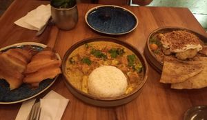Panes, curry, coliflor at KAIME in Medellin