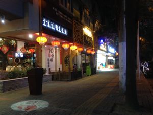 Restaurant at night at Yang YiMa SiWaWa in Guiyang