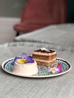 Vegan panna cotta and tiramisu at Willem-Pie Bakery in Amsterdam