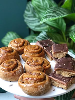 Vegan cinnamon rolls and millionaire shortbreads  at Willem-Pie Bakery in Amsterdam