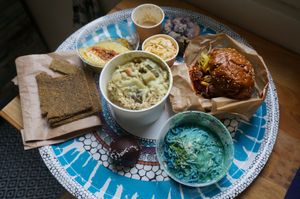 Delivery: Wild Burger + Konjac/Spirulina Noodles + Green Curry + Sunflower hummus + Blueberry scone at Wild & The Moon - Amelot in Paris