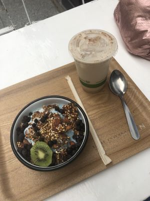 Blue magik bowl and iced chai latté  at Wild & The Moon - Amelot in Paris