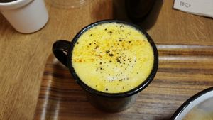 Golden latte at Wild & The Moon - Amelot in Paris