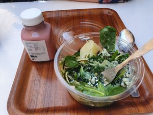 Green bowl and "La vie en rose" drink at Wild & The Moon - Amelot in Paris