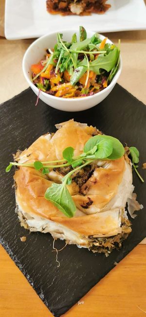 Griechiches Spanakopita mit Salat at Sabores de Sandra in Mallorca