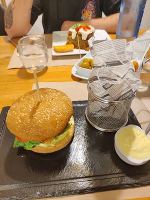 Lasaña y hamburguesa con patatas at Sabores de Sandra in Mallorca