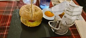 Beyond meat burger and chips at Sabores de Sandra in Mallorca