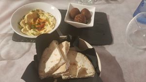 Hummus, falafel and pita at Sabores de Sandra in Mallorca