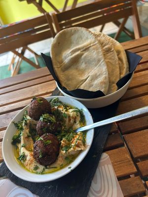 Hummus, falafel, gluten free pita at Sabores de Sandra in Mallorca