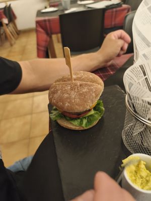 hamburguesa buenísima at Sabores de Sandra in Mallorca