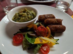 Croquettes and guacamole with salad at Sabores de Sandra in Mallorca