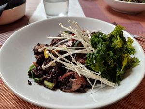 Wok fried vegetables with black rice at Sabores de Sandra in Mallorca