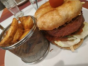 Hamburguesa beyond at Sabores de Sandra in Mallorca