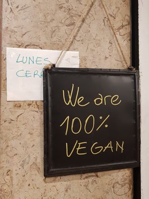 "we are 100% vegan" 💚💚💚 at Sabores de Sandra in Mallorca