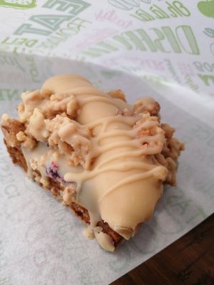 Brownie con frutos rojos, dulce de leche... at Hanai Vegana in Barcelona