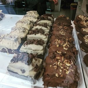 Cakes at Hanai Vegana in Barcelona