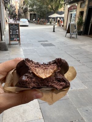 Alfajor de chocolate negro, una delicia   at Hanai Vegana in Barcelona