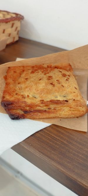 Empanada hojaldre te la pueden calentar muy rica, diferentes sabores at Hanai Vegana in Barcelona